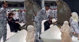 Strażnik Masjid al-Haram przybył z pomocą! Podczas gdy mali kandydaci na pielgrzymów próbują dotknąć Kaaby...