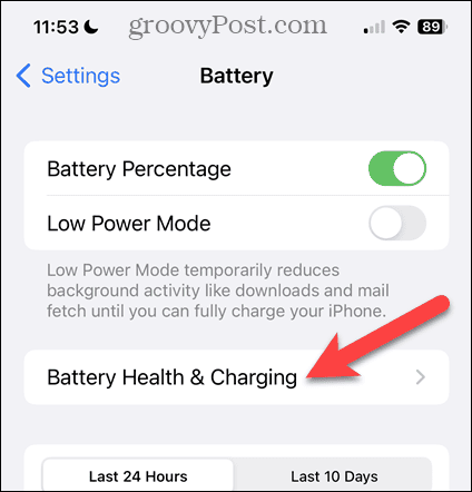 Stuknij opcję Stan baterii i ładowanie na ekranie baterii iPhone'a