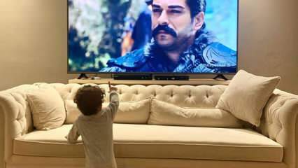 Burak Özçivit po raz pierwszy udostępnił swojego syna! Kiedy Karan Özçivit widział swojego ojca w telewizji ...