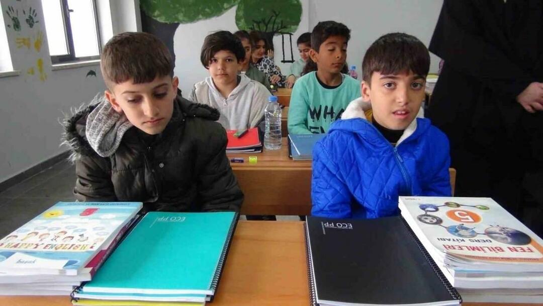 dzieci, które przeżyły trzęsienie ziemi, rozpoczęły zajęcia w innych miastach