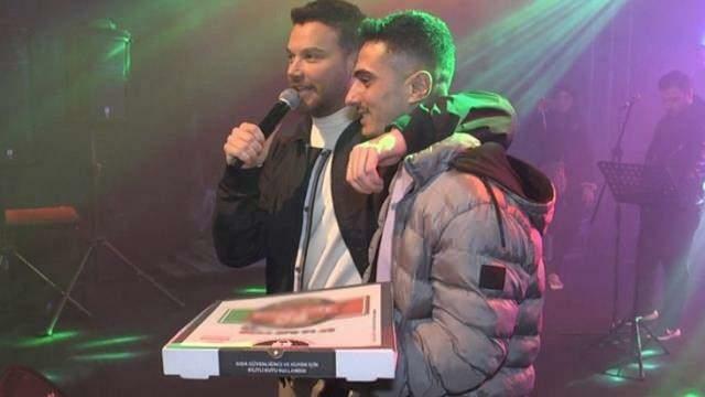 Sinan Akçıl zaśpiewał pizzę na koncercie! Spełnił marzenie swojej fanki...