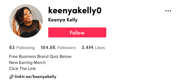 przykład zrzutu ekranu profilu @ keenyakelly0 tiktok pokazujący 184,8 tys. obserwujących i 3,4 mln polubień, a także opis oferujący darmowy quiz, nowe gadżety w postaci kolczyków i wezwanie do działania, aby kliknąć jej profil linktr.ee połączyć