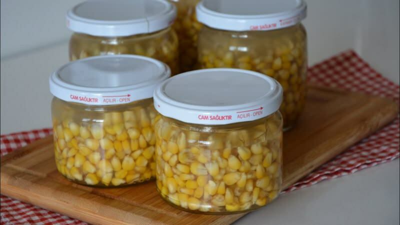 Jak gotować gotowaną kukurydzę w domu? Najłatwiejszy przepis na kukurydzę w puszkach