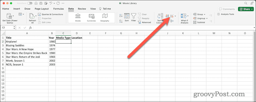 Przycisk sprawdzania poprawności danych na wstążce danych w programie Excel