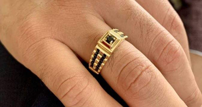 Czy złoty pierścionek jest zabroniony dla mężczyzn?