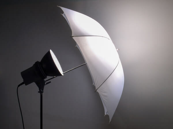 Parasol fotograficzny pomaga stworzyć miękkie, przyjemne światło do Twoich filmów.