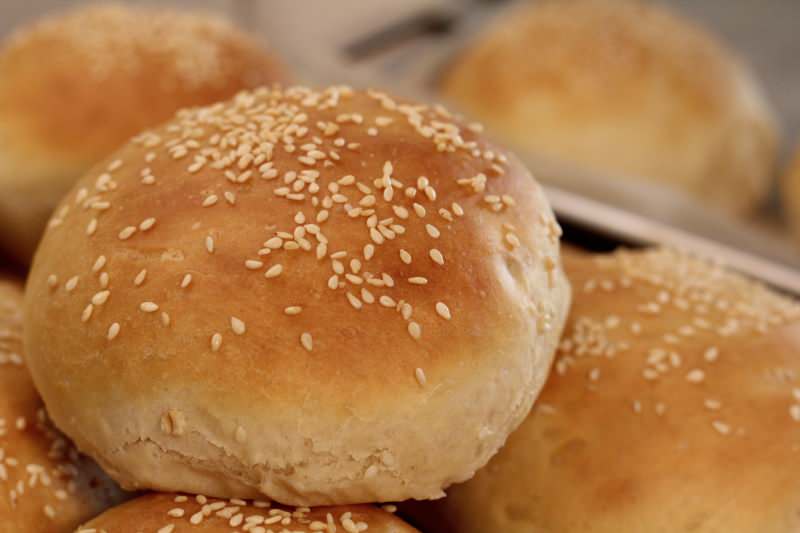 Jak zrobić łatwy chleb hamburgerowy w domu? Przepis na chleb z hamburgerami