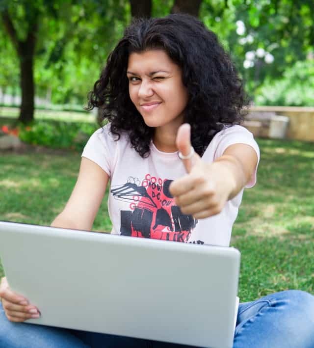 Dziewczyna na laptopie w parku