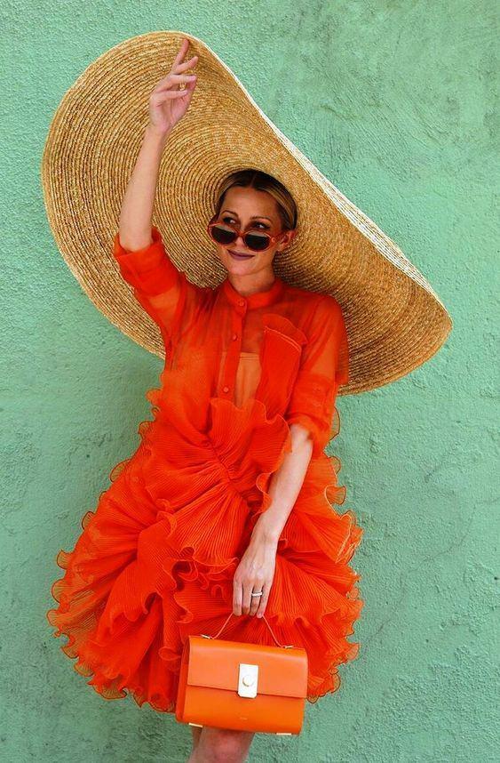 Połączenie pomarańczowej sukienki