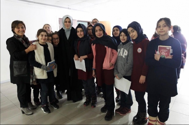 Esra Albayrak na ceremonii odznaki projektu Wizjonerskie cele dla dziewczyn!