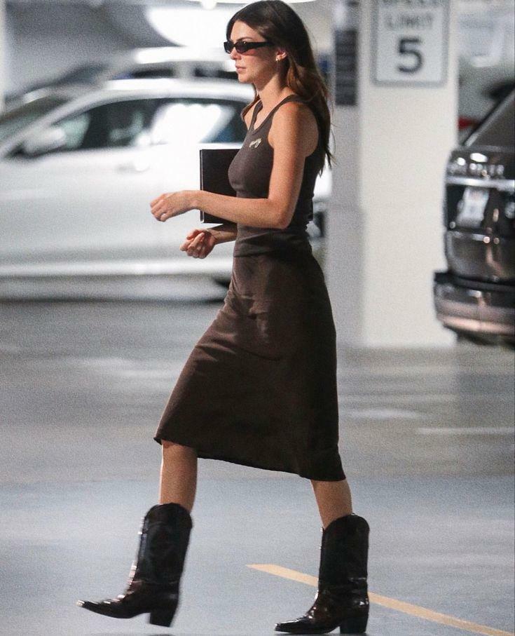 Kombinacja kowbojskich butów Kendall Jenner 