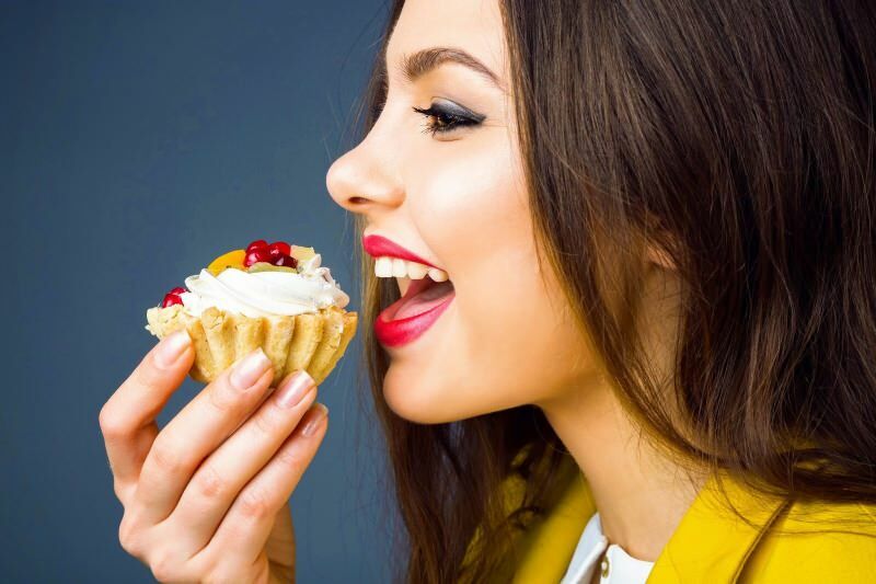 Czy słodkie jedzenie dodaje wagi? Czy możesz jeść deser w diecie?