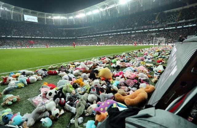 Zabawki rzucone w meczu Beşiktaş