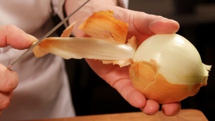Jak praktycznie obrać cebulę?