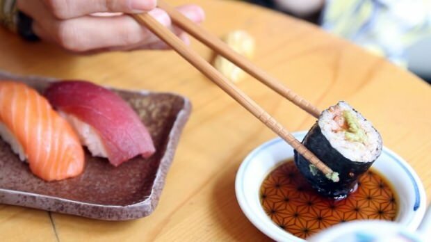 Jak jeść sushi? Jak zrobić sushi w domu? Jakie są sztuczki sushi?