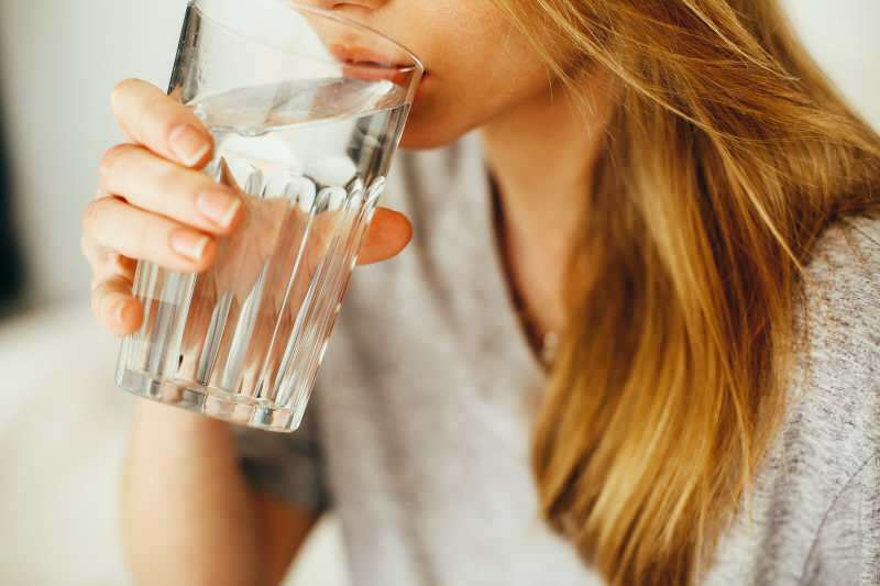 Czy woda pitna sprawi, że schudniesz? Kiedy pić wodę? Odchudzanie wodą