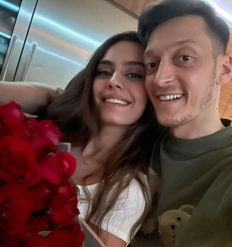Romantyczna wiadomość od Mesuta Özila do jego żony Amine Gülşe: „Ponieważ zawsze jesteś ze mną ...”