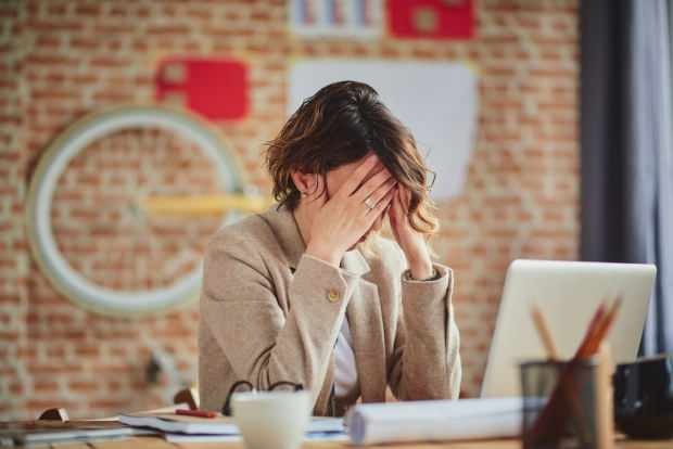 nadmierny stres powoduje ciągłe zmęczenie środowiska pracy