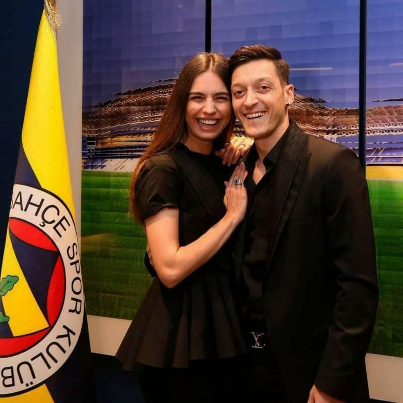 Amine Gülşe obchodziła dzień ojca swojego męża Mesuta Özila