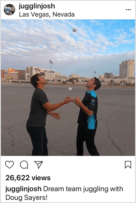 Zdjęcie Josha Hortona na Instagramie przedstawiające współpracę z Dougiem Sayersem. W górnej części wpisu znajduje się zdjęcie z Las Vegas w stanie Nevada. Dwóch białych mężczyzn stoi na pustej parceli naprzeciw siebie, patrząc na kule, którymi żonglują.