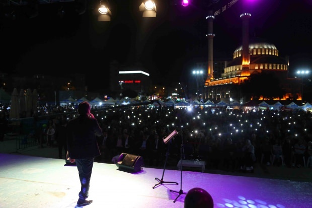 Bośniacki artysta Zeyd Şoto i Eşref Ziya Terzi zagrali koncert w Bağcılar 