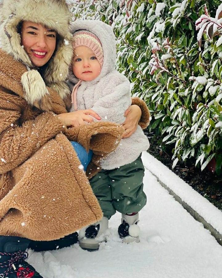 Śnieżna pozycja ze swoją córką Leylą od aktorki Seda Bakan!