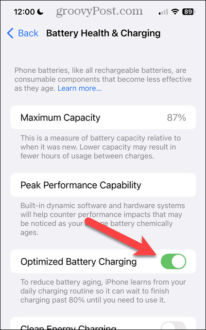 Włącz lub wyłącz zoptymalizowane ładowanie baterii na ekranie Stan baterii i ładowanie iPhone'a