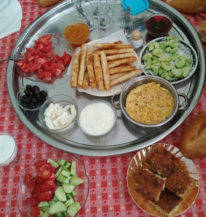 Wskazówki dotyczące przygotowania tabeli iftar i sahur
