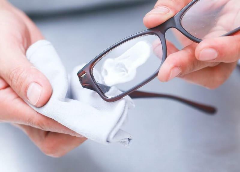 jak usunąć rysy na okularach