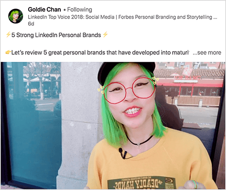 To jest zrzut ekranu przedstawiający Goldie Chan udostępniającą wideo z wyraźnym wnioskiem. Tekst nad filmem mówi: „5 silnych marek osobistych LinkedIn Przyjrzyjmy się 5 wspaniałym markom osobistym, które rozwinęły się w dojrzałość.. . Zobacz więcej". Na obrazie wideo Goldie pojawia się od klatki piersiowej w górę. Jest Azjatką o zielonych włosach. Ma na sobie makijaż, czarny naszyjnik choker i żółtą koszulę. Filtr wideo sprawia, że ​​wygląda, jakby miała na sobie czerwone okulary nakreślone markerem.