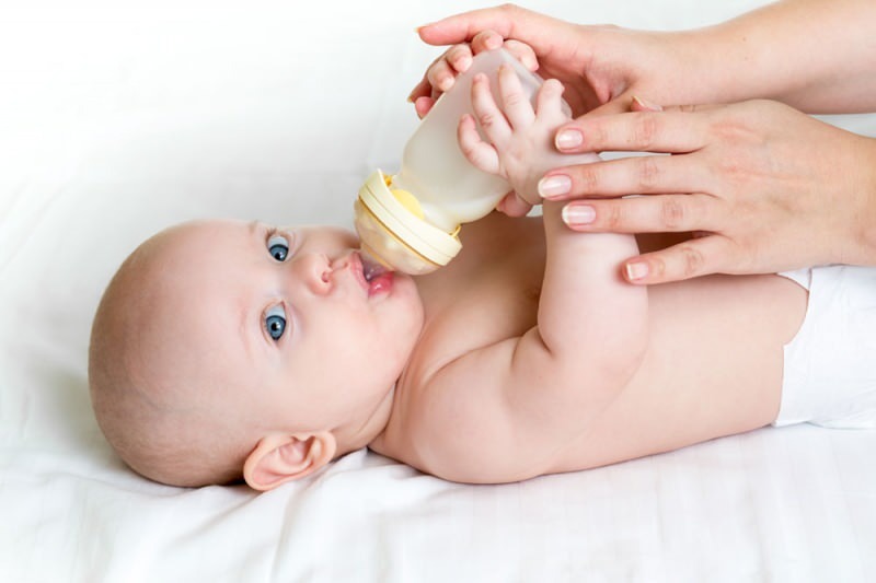 Stosowanie butelki do karmienia noworodka
