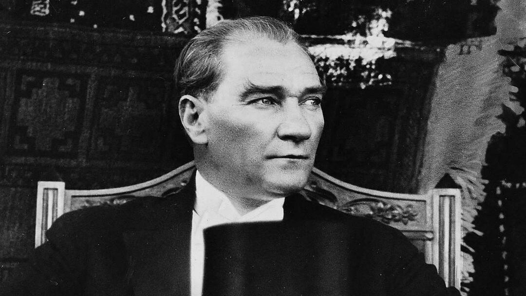 Mustafa Kemal Ataturk czarno-białe kwadraty