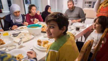 Niezbędne zwyczaje sahurów i iftarów odbywających się z rodzinami w Ramadanie