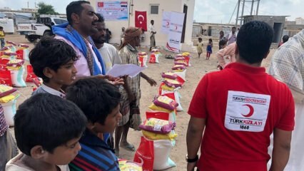 Pomoc żywnościowa dla imigrantów w Jemenie z tureckiego Czerwonego Półksiężyca