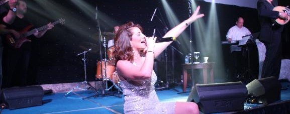 Grecka piosenkarka Anastasia Kalogeropoulou wystąpiła w TRNC, zdradzając zdrajcę