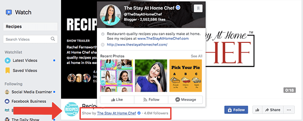 To jest zrzut ekranu strony pokazu przepisów na Facebooku Watch. Kredyt Show By The Stay At Home Chef jest wyróżniony jasnoczerwoną strzałką i czerwonym polem. Wyskakujące okienko ze szczegółami na temat strony The Stay At Home Chef na Facebooku obejmuje zdjęcie z okładki programu Recipes Facebook Watch. Rachel Farnsworth prowadzi zarówno stronę na Facebooku, jak i program Facebook Watch.