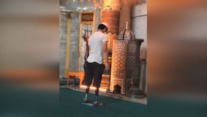 Młody mężczyzna modlący się z protezami nóg w meczecie Hagia Sophia!