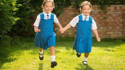 Czy siostry bliźniaczki powinny studiować w tej samej klasie? Edukacja braci bliźniaków