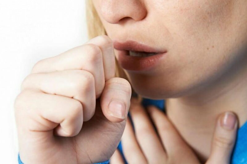 plwocina z suchym kaszlem może powodować zniszczenie gardła i dróg oddechowych