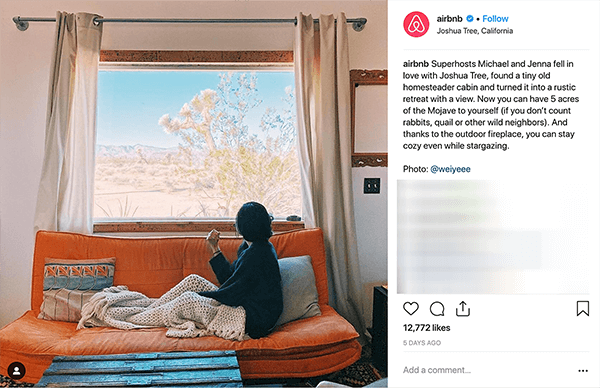 To jest zrzut ekranu posta na Instagramie z Airbnb. Opowiada historię pary, która przyjmuje ludzi w swoich domach za pośrednictwem Airbnb. Na zdjęciu ktoś siedzi na pomarańczowej kanapie pod beżowym, dzianinowym kocem i patrzy przez okno na pustynny krajobraz. Melissa Cassera mówi, że te historie są przykładem firmy wykorzystującej przezwyciężenie fabuły potworów w marketingu w mediach społecznościowych.
