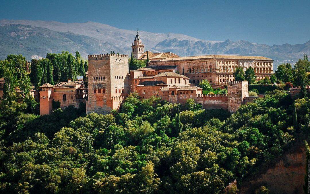 Gdzie jest pałac Alhambra? W jakim kraju znajduje się pałac Alhambra? Legenda pałacu Alhambra