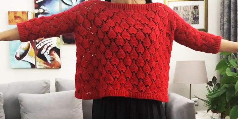 Sweter w truskawkowy wzór na szydełku