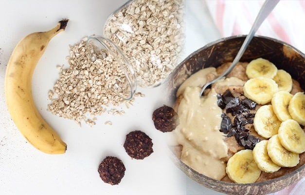 Przepis na dietetyczne śniadanie owsiane: Jak zrobić płatki owsiane z bananem i kakao?