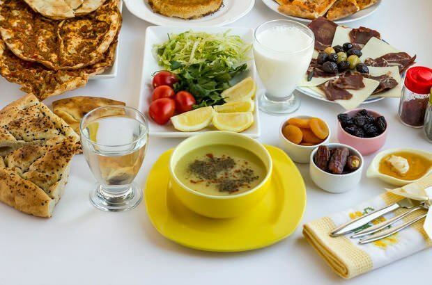 W posiłkach iftar powinna być zupa. Zupa zmiękcza narządy bez wody.