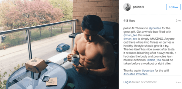 Mikroinfluencer Filip Tomaszewski pozuje z Man Tea i dzieli się korzyściami ze swoimi obserwatorami na Instagramie.