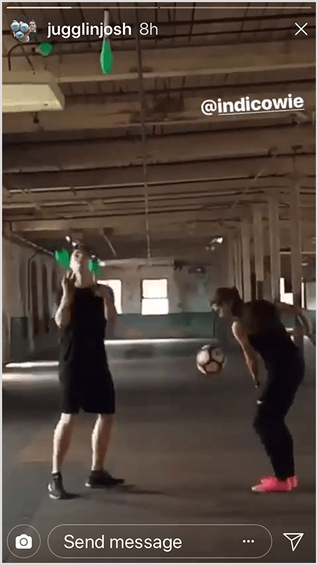 Josh Horton na Instagramie pokazuje, jak Josh żongluje zielonymi pałkami, mając na sobie czarne szorty i podkoszulek piłkarz-sportowiec indi cowie wykonujący sztuczki z piłką nożną freestyle w czarnym podkoszulku i spodniach z neonowym różem buty. 