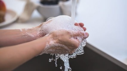 Jak zrobić musujące mydło? Sztuczki wytwarzania mydła antybakteryjnego