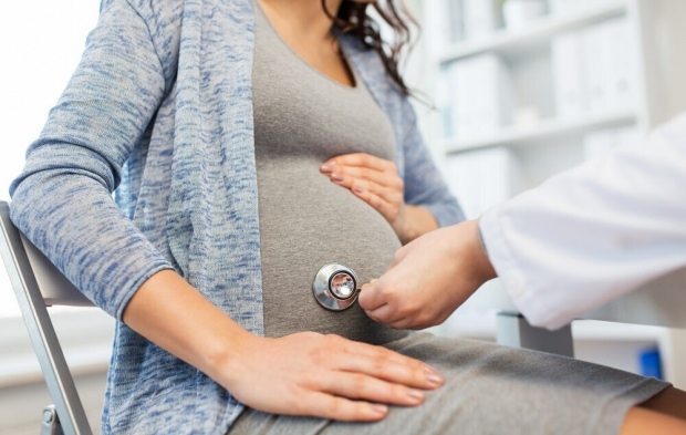 Co to jest zatrucie ciążowe? Przyczyny i objawy stanu przedrzucawkowego w ciąży