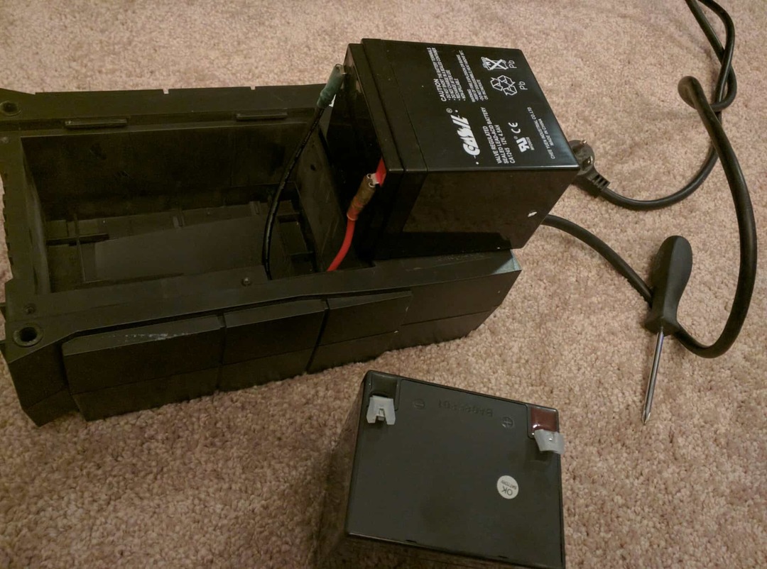 Naprawa DIY Surge Protector: Wymień własną baterię UPS i zaoszczędź od 30 do 150 USD