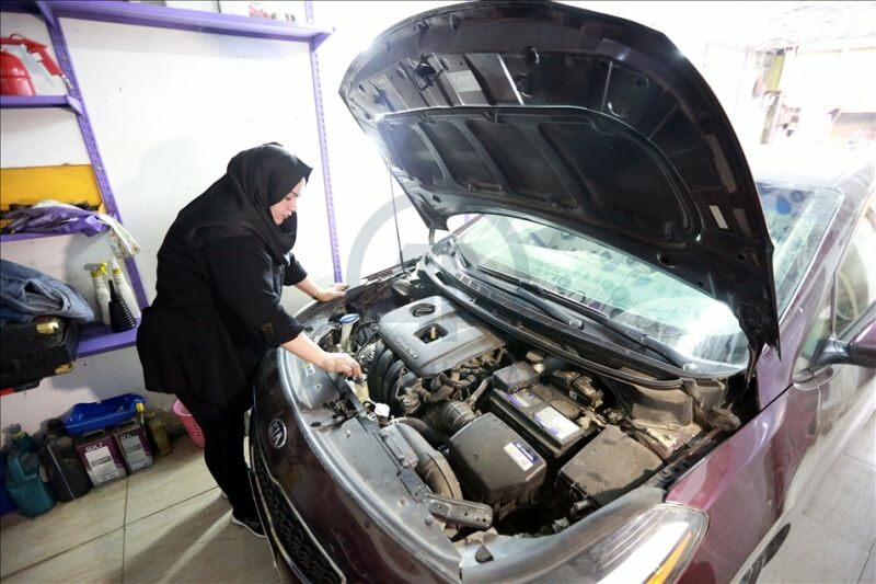 Dwóch absolwentów uniwersytetu Um Rıza zostaje pierwszą kobietą mechanikiem samochodowym w Bagdadzie
